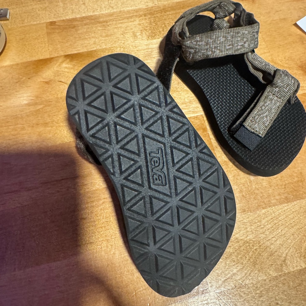 Toddler Teva Black and Tan Sporty Sandals with Geometric straps & like new Sole